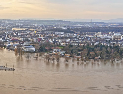 Koblenz gefotografeerd tijdens hoog water vanaf de burcht Ehrenbreitstein