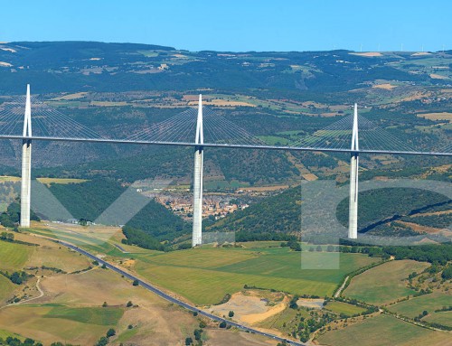 Viaduct van Milau en omgeving in panorama formaat