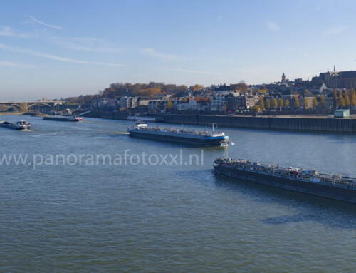 Panorama foto van Nijmegen tijdens laag water met veel varende schepen