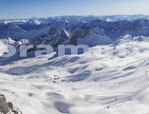 Zugspitze , de hoogste berg van Duitsland op bijna 3000 meter, deze panoramafoto kan vergroot worden naar 50 meter op 100 dpi!!