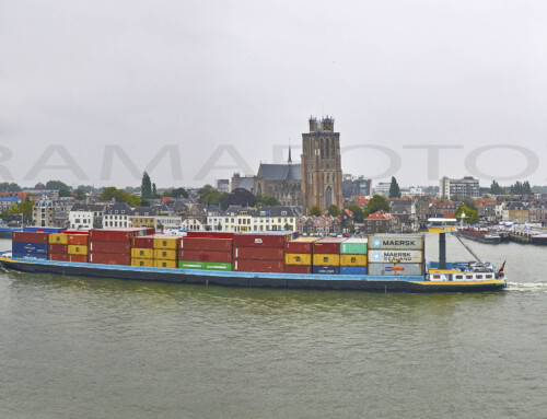 Panorama Dordrecht met opvarige mcs Goudvis waar de containers 5 hoog staan