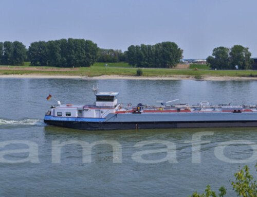 Panorama Duisburg bij Rheinhausen met opvarige schepen: Imperial Gas 89, kvb Aquality en ms Laura