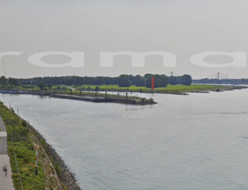Panorama van Duisburg vanaf de Friedrich Ebert Brücke met mts Componist en mts Vollenhove in de afvaart
