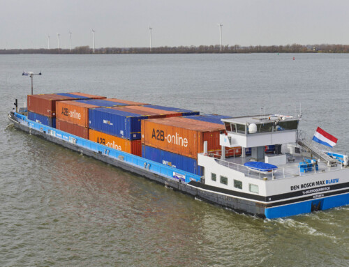 In opdracht voor van Wijk Werkendam een reportage gemaakt aan boord van het mcs Den Bosch Max Blauw . Er werd o.a. geleverd:  de autokraan, stuurhut en lieren en mast voorop