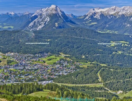 Panorama foto van o.a. Seefeld te Oostenrijk op 100 meter breed gemaakt vanaf de Harmelekopf op 2041 meter