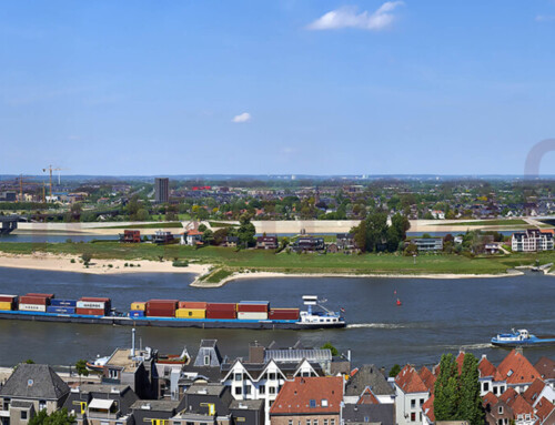 Nijmegen panorama richting Lent met veel scheepvaart :  kvb Olesia, Petran, Steffi, Zuiderdiep, kvbOrfeo, Pannenkoekenboot, Confido, Synthese 5 , Griffioen, Inconstant