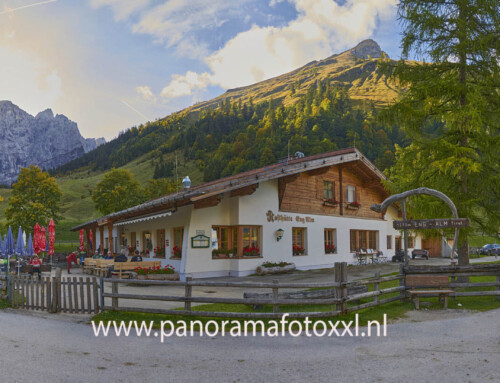 De Große en de Kleine Ahornboden zijn twee dichtbeboste gebieden in het noorden van het Karwendelgebergte in de Oostenrijkse deelstaat Tirol. Beide gebieden maken net als een groot deel van de Karwendel deel uit van een beschermd natuurgebied langs de Tirools-Beierse grens