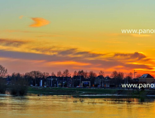 Panorama foto 180 graden Zutphen tijdens zonsondergang met spectaculaire lucht kan vergroot worden naar 30 meter