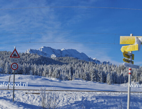passagiers trein van de OBB, de regiozug, in de sneeuw onderweg van Klais naar Mittenwald en vervolgens naar Innsbruck .de Zugspitze op de achtergrond  .Panoramafoto  van 25 meter !