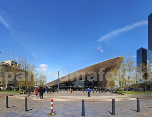 Rotterdam Centraal met het beeld Moments Contained van kunstenaar Thomas J. Price  en Delftse Poort  vanuit een ander standpunt