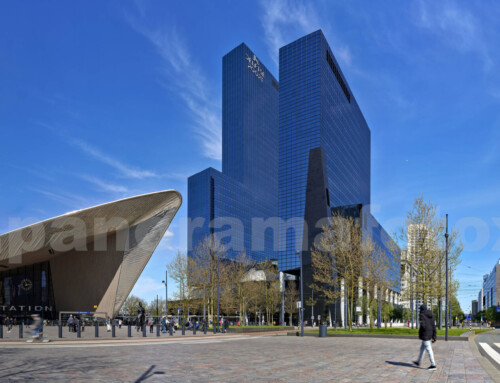 Rotterdam Centraal met het beeld Moments Contained van kunstenaar Thomas J. Price  en Delftse Poort op panorama van 30 mtr x 15 mtr  hoog