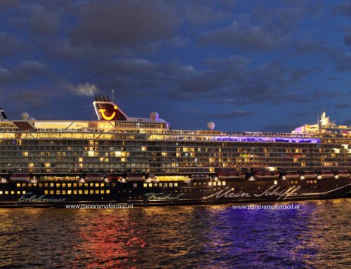 Cruise schip Mein Schiff 2 van TUI Cruises, vertrekt in Hamburg naar zee. Als panoramafoto gemaakt . Totale panorama bestaat uit 12 foto’s. Gefotografeerd met lange sluitertijd  en dus een uitdaging om dit te maken terwijl het schip langzaam vaart!