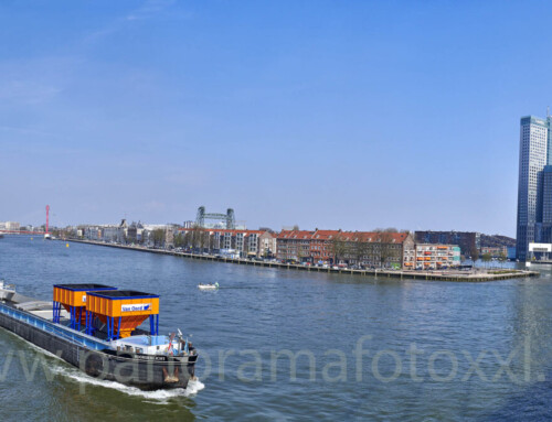 Vanaf Erasmusbrug Rotterdam panorama met scheepvaart