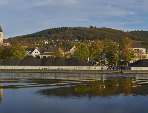 Panoramafoto’s van kvb Rhenus Thionville I en II opvarend op de Moezel aan Bullay en Zell met prachtige herfstkleuren en reflecties in het water