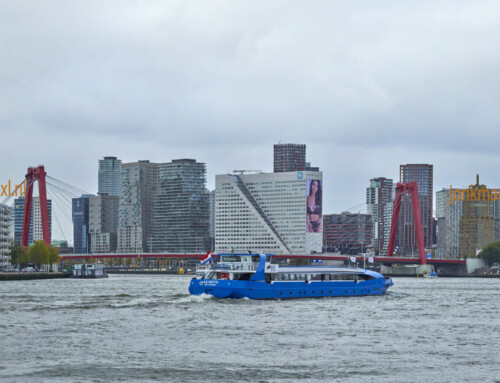 Ab Initio het opleidingsschip van STC afvarend aan de Oosterkade Rotterdam