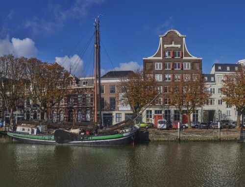 Dordrecht Kuipershaven panorama met historische vaartuigen