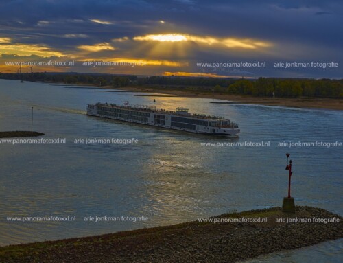 Passagiersschepen Viking Gefjon en Viking Bestla afvarend bij Ewijk tijdens zonsopkomst en donkere wolken