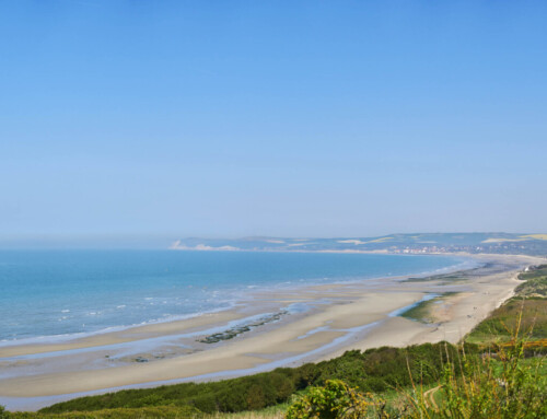 Cote d’ Opal: Cap Gris Nez kustwandeling, panorama vanaf Cap Blanc Nez met de zee die overvloeit in golvende velden en koolzaadvelden