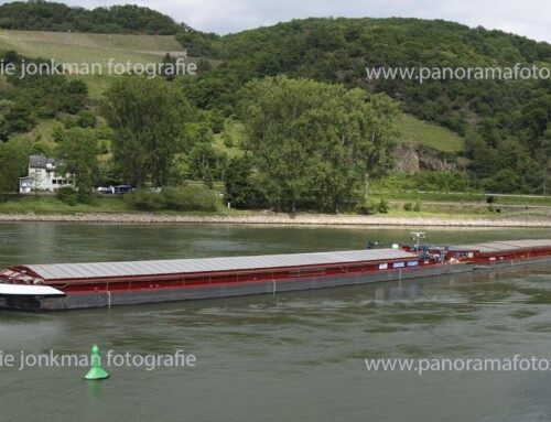 kvb Donau met Tauern afvarend aan de Betteck bij de Loreley met Signalstelle , waarbij drie verschillende seinen zijn te zien