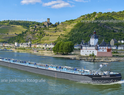 Panorama foto van het mts Saludo opvarend aan Kaub Het schip is 135 meter lang en dat is een uitdaging om daar een panoramafoto van te maken…. foto 4 is de zij mooier gemaakt