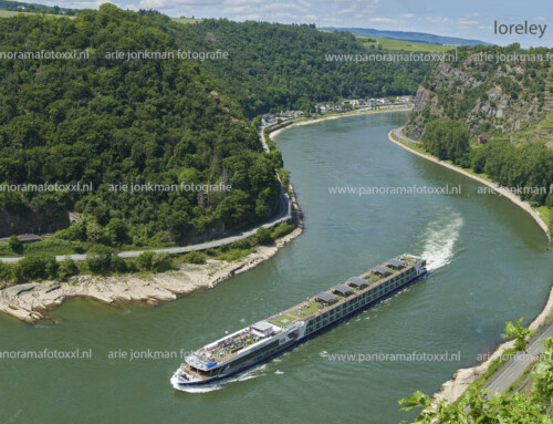KD Moment in panoramaformaat opvarend aan de Loreley ,Kaub en Rudesheim