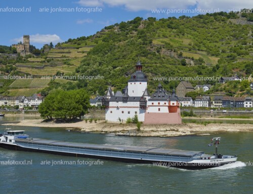 ms Orient gefotografeerd in de opvaart aan de Loreley en Kaub en de foto aan Kaub is 2 x uitvergroot op chromalux