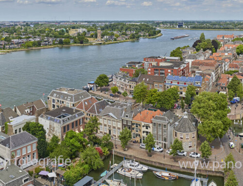 Zwijndrecht vanaf kerktoren Dordrecht met veel verschillende schepen