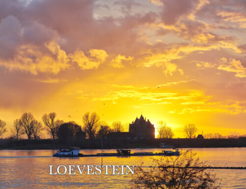 Slot Loevestein in ondergaande zon met scheepvaart