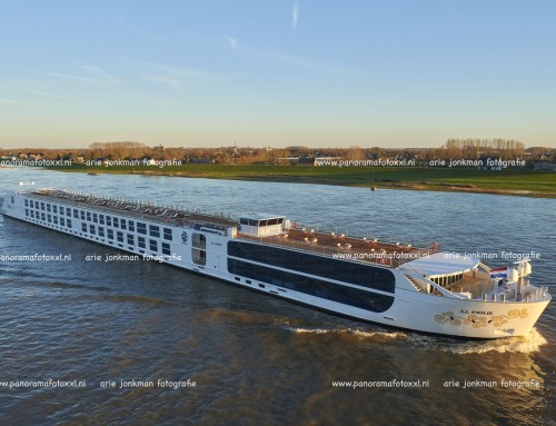 S.S. Emilie in de afvaart bij de brug van Leeuwen