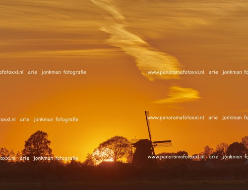 De Oude Doornse molen in Almkerk in de ondergaande zon