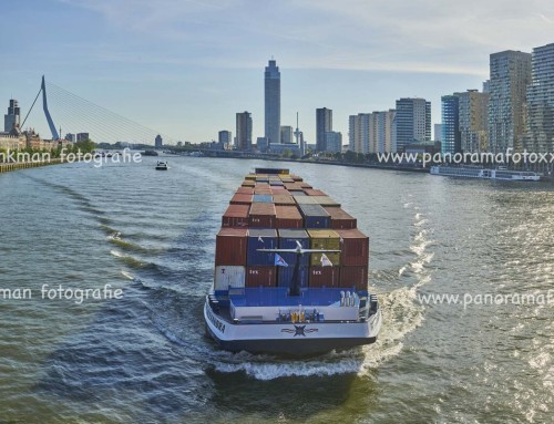 Rotterdam panorama vanaf de Willemsbrug met schepen