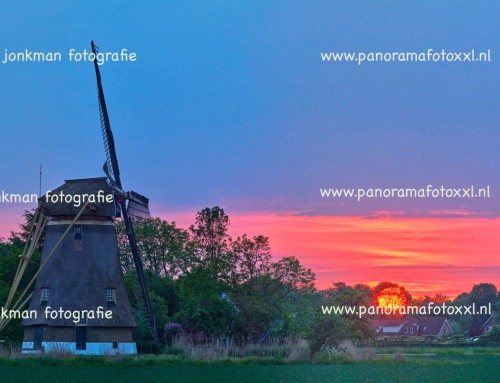 Zuid Hollandse achtkante molen in Hank tijdens zonsondergang