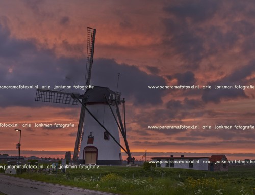 De Witte Molen in Meeuwen,  is gebouwd als windgraanmolen,  gefotografeerd in een serie van 11 molens in Altena met ondergaande zon